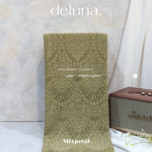 gambar menunjukan bahan Kain kebaya Deluna berwarna majolica green