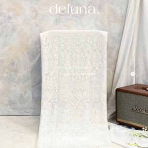 gambar menunjukan bahan Kain kebaya Deluna berwarna broken white